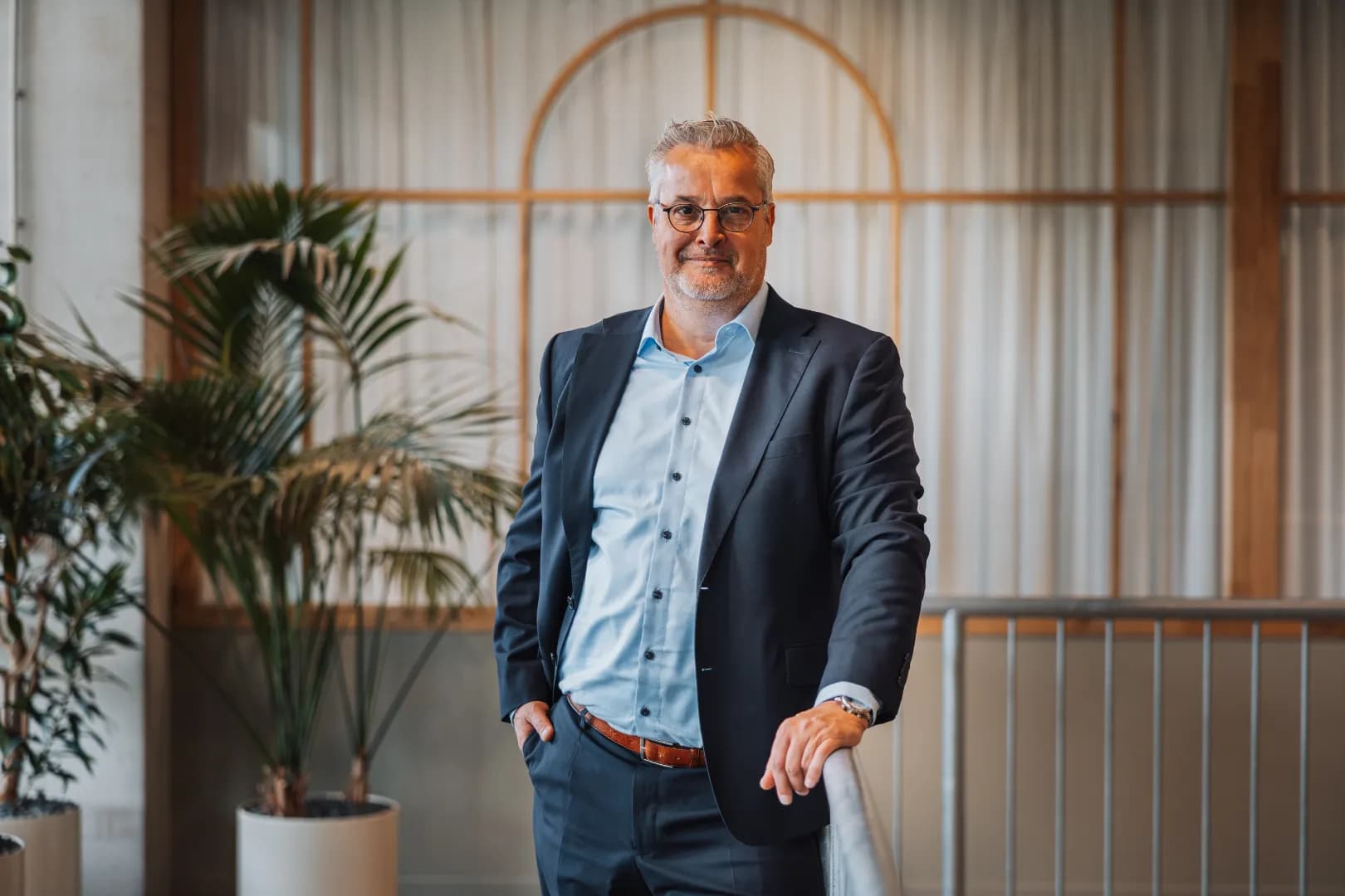 Marcel tegen hek binnen