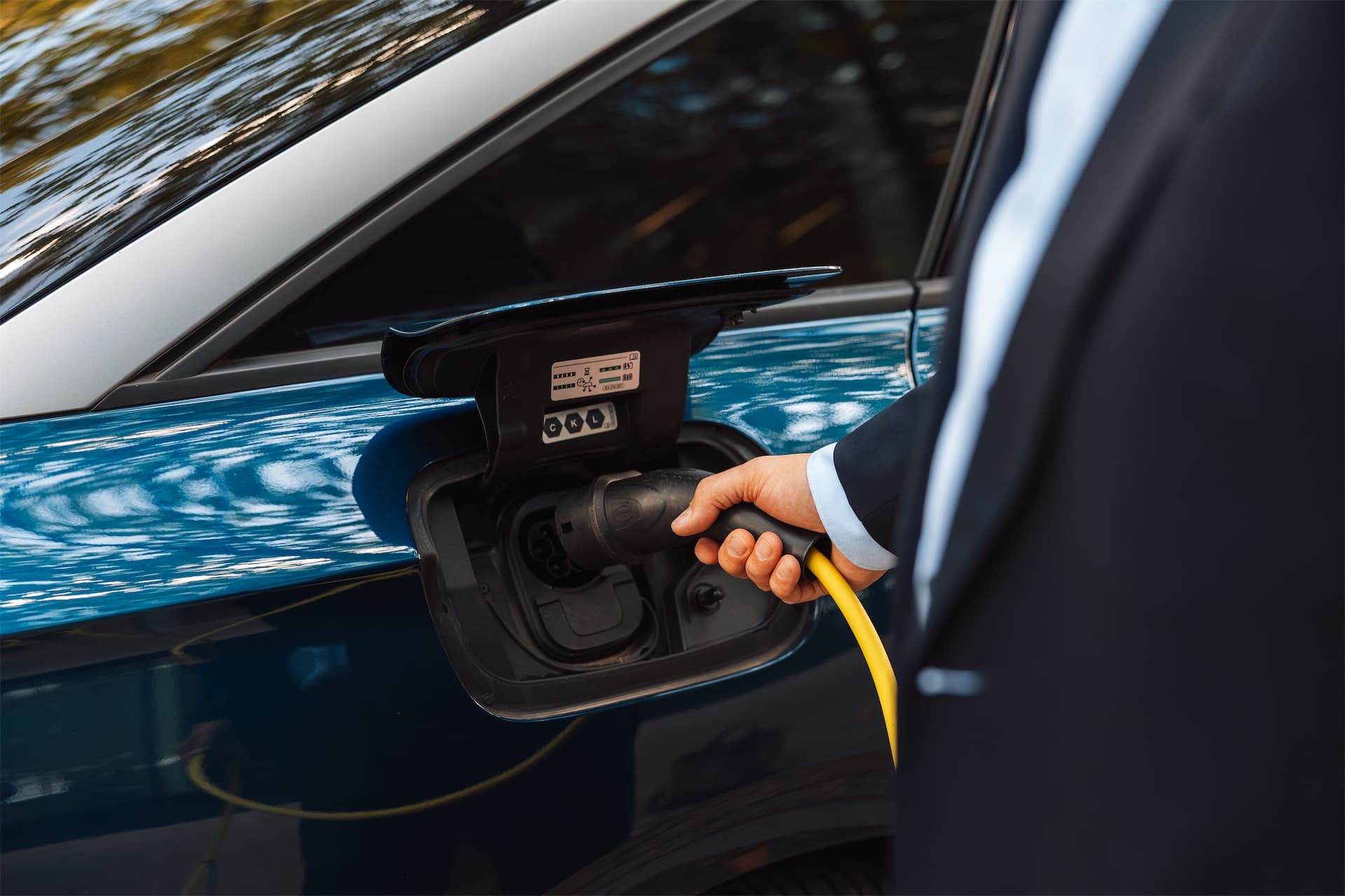 Marcel Spijkers bij een elektrisch voertuig