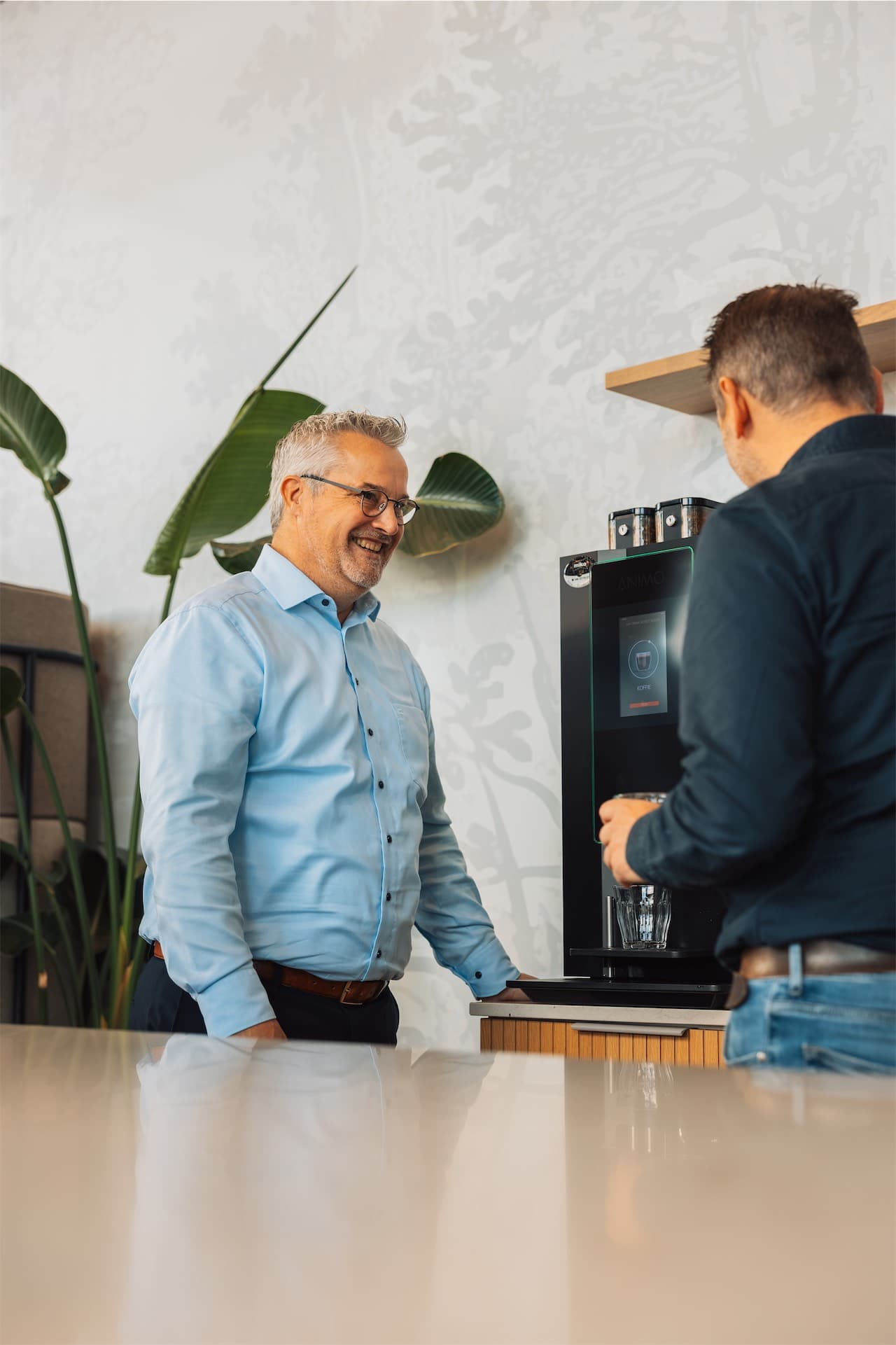 Marcel Spijkers tegen hekje
